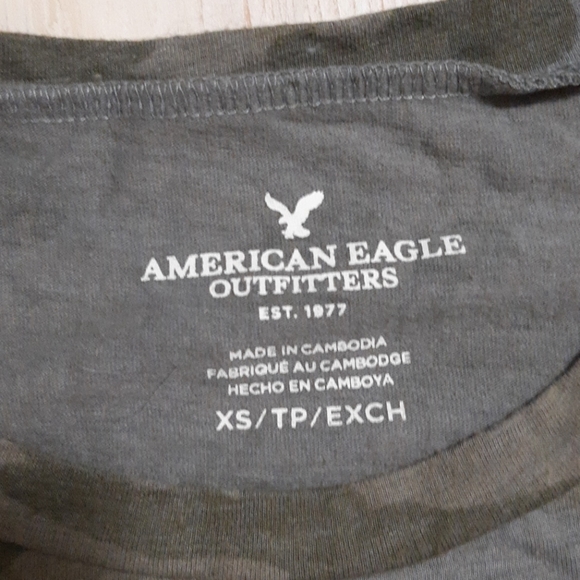 Camo with embroidered flowers t-shirt - Picture 3 of 4